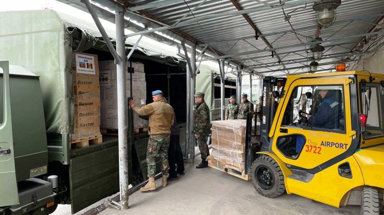 FOTO Umăr la umăr, militarii ajută la transportarea ajutorului umanitar destinat refugiaților din Ucraina