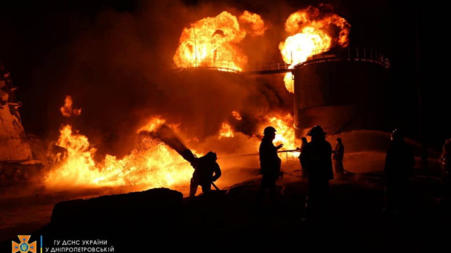 FOTO VIDEO Imagini apocaliptice din Ucraina! Un depozit de petrol a fost cuprins de flăcări în regiunea  Dnipropetrovsk