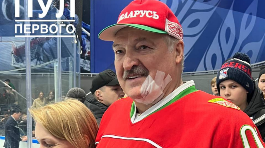 FOTO VIDEO Incident la un meci de hochei de la Minsk. Aleksandr Lukașenko a fost lovit cu crosa peste față