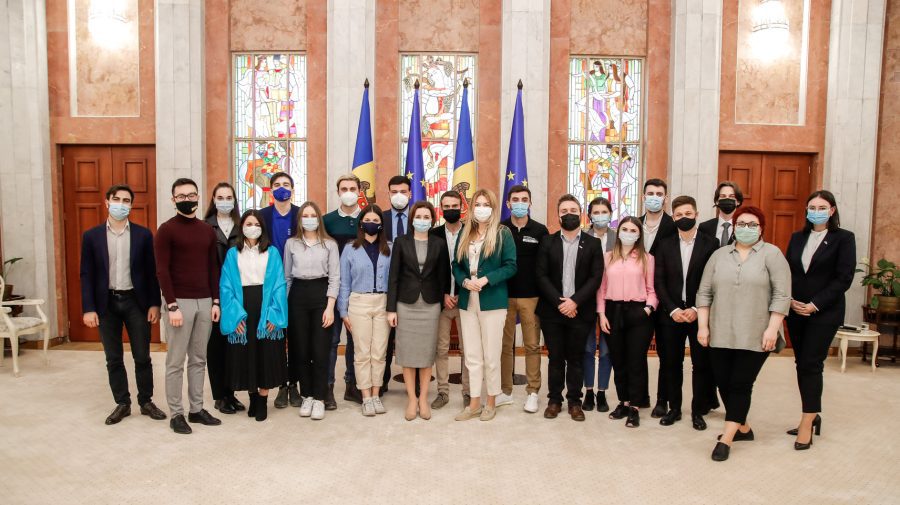 FOTO Maia Sandu s-a întâlnit cu reprezentanții organizațiilor de tineret din țară