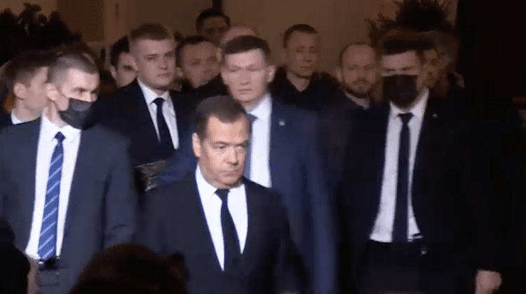 VIDEO Medvedev se teme de morți? A venit la înmormântarea lui Jirinovski cu o duzină de agenți de pază