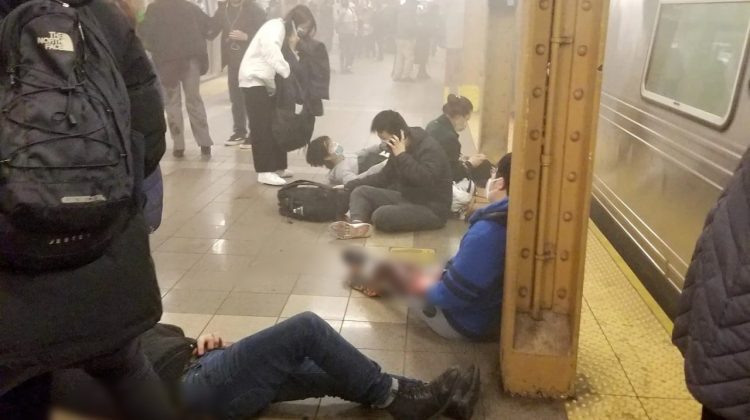 FOTO, VIDEO Atac într-un metrou din New York! Mai multe persoane au fost împușcate într-o stație din Brooklyn
