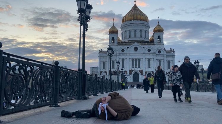 FOTO Protest mai puțin obișnuit la Moscova. Un bărbat necunoscut a venit cu un omagiu pentru victimele de la Bucea
