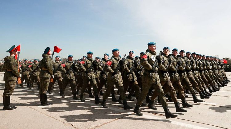 VIDEO Moscova a început pregătirile pentru parada de 9 mai. Zeci de militari au defilat pe un poligon