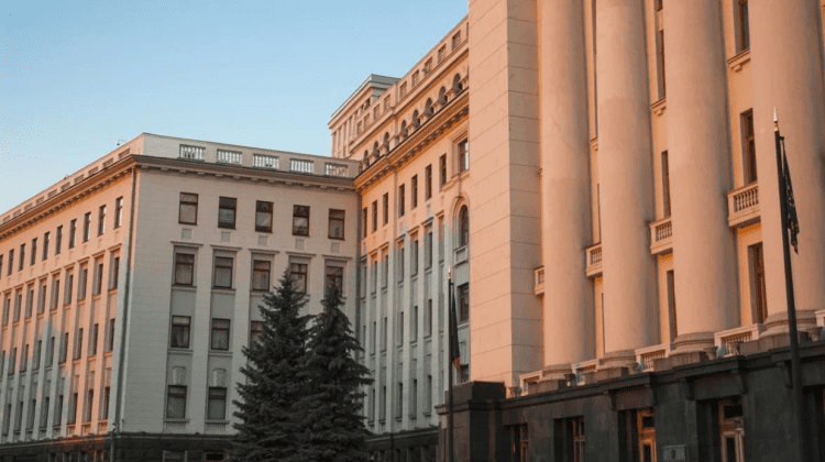 Începând cu luna mai Ucraina va reduce temporar anumite cheltuieli sociale