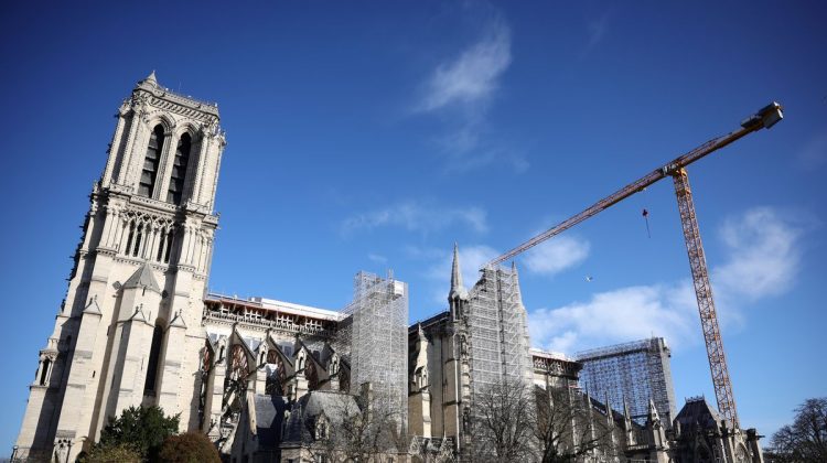 Francezii celebrează Vinerea Mare la Notre-Dame. Au venit în fața catedralei exact la 3 ani de la incendiul devastator