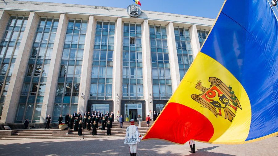 Astăzi marcăm Ziua Drapelului Republicii Moldova. Urmărește în direct pe RLIVE.MD ceremonia solemnă de la Guvern