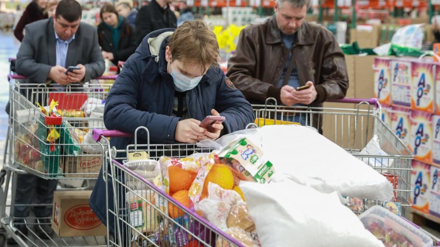 Alimente ținute sub „lacăt” în magazinele din Rusia. Sancțiunile au adus scumpiri, iar furturile s-au înmulțit 