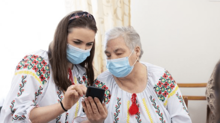 FOTO Încă 200 de vârstnici din 10 localități ale țării vor primi telefoane mobile conectate la internet