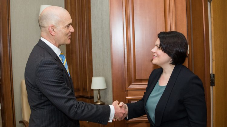 FOTO Ambasadorul Australiei în Republica Moldova în vizită la Guvern. Oficialul s-a întâlnit cu Natalia Gavrilița