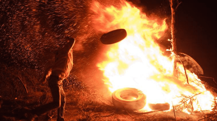 Cetăţenii sunt îndemnați să renunţe la arderea anvelopelor în noaptea de Paşti! Amenzile prevăzute
