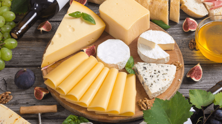 Europa se confruntă cu probleme în aprovizionarea cu lapte! Oamenii cumpără multă brânză ieftină din SUA