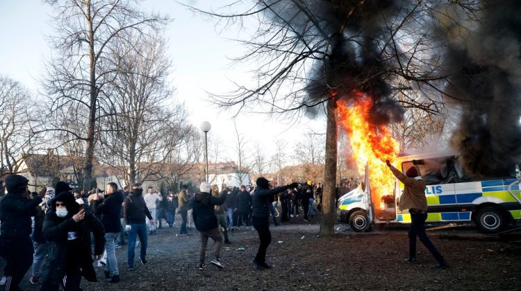VIDEO Confruntări violente în Suedia. Un extremist de dreapta vrea să ardă Coranul în public