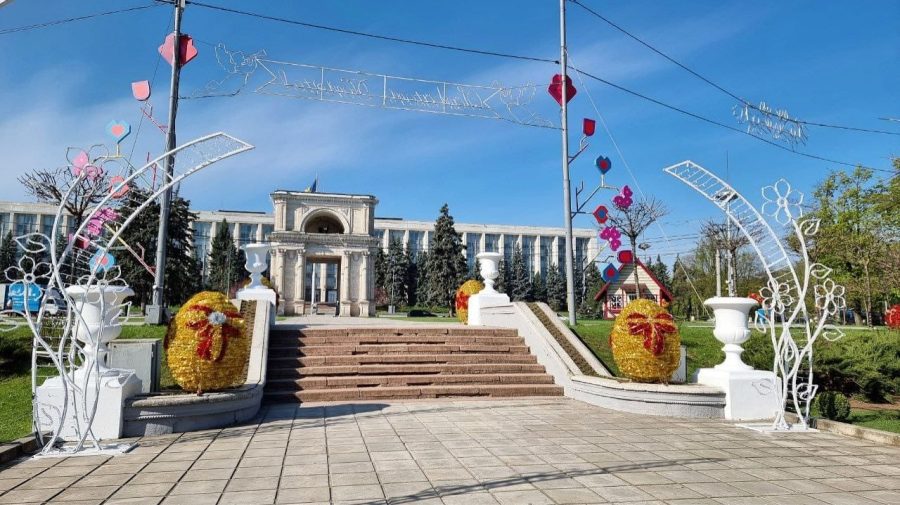 Primăria Chișinău va transmite live slujba de Înviere și va instala ecrane în Scuarul Catedralei