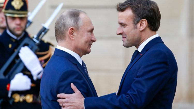 Emmanuel Macron susține că dialogul cu Vladimir Putin a încetat după crimele descoperite în Ucraina