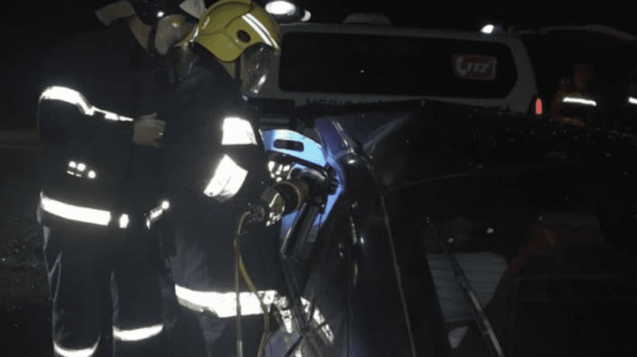 FOTO Șoferul unui automobil – blocat între fiare! A fost nevoie de intervenția salvatorilor și pompierilor