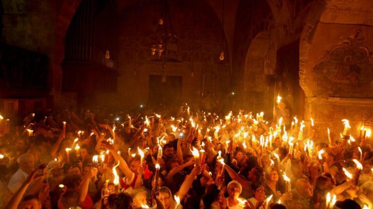 VIDEO Minunea s-a produs și în acest an! Focul Haric s-a aprins la Biserica Mormântului lui Iisus