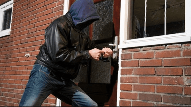 VIDEO Exact ca-n filme! Poliția a reținut indivizi care au furat din cel puțin 10 apartamente