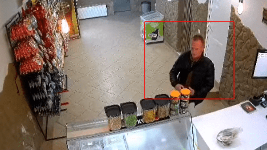 VIDEO I s-a făcut poftă de arahide!? Momentul în care un individ înhață un borcan și se face nevăzut
