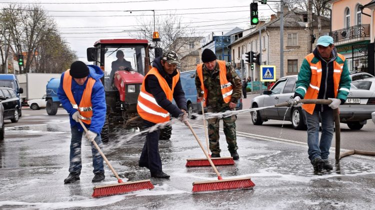 VIDEO Curățenia de primăvară la Orhei. Străzile au fost spălate cu șampon și a fost aplicat marcajul rutier
