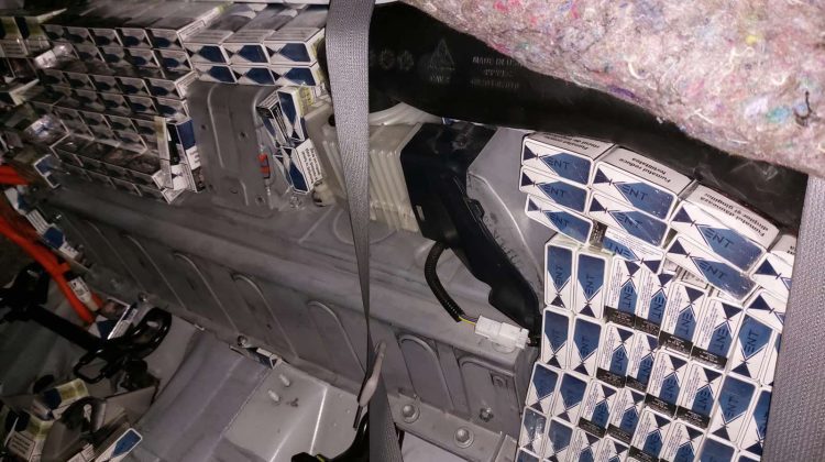 FOTO, VIDEO Cam stângaci! Cum un angajat al Serviciului Vamal a încercat să scoată din țară 1000 pachete de țigări