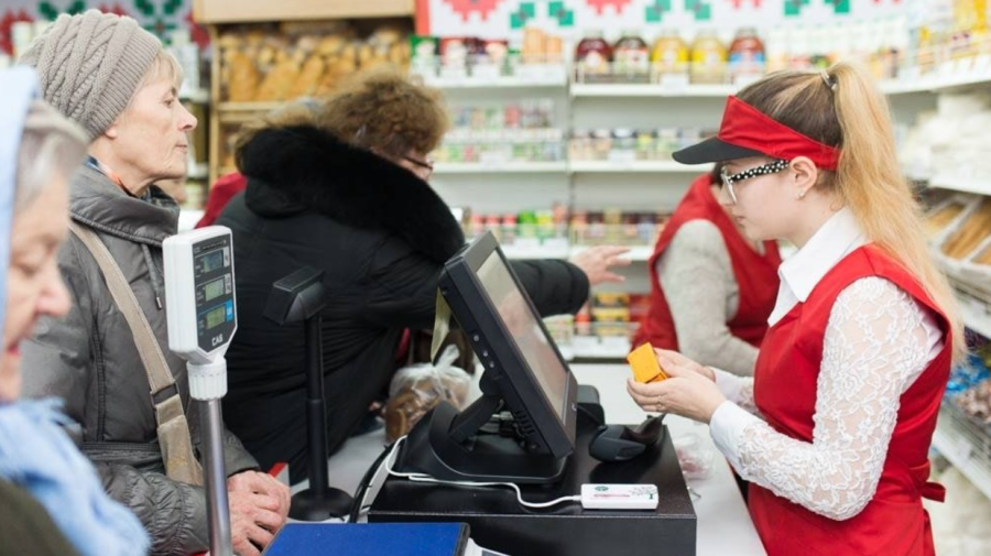 Salvare pe timp de criză: Mii de oameni vin după pâine la magazinele sociale, lansate de Ilan Șor