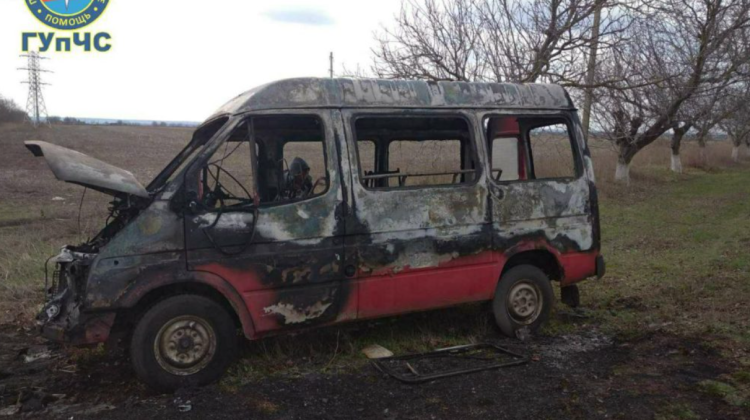 FOTO Ghinion pentru un șofer din Slobozia! Microbuzul a luat foc din mers