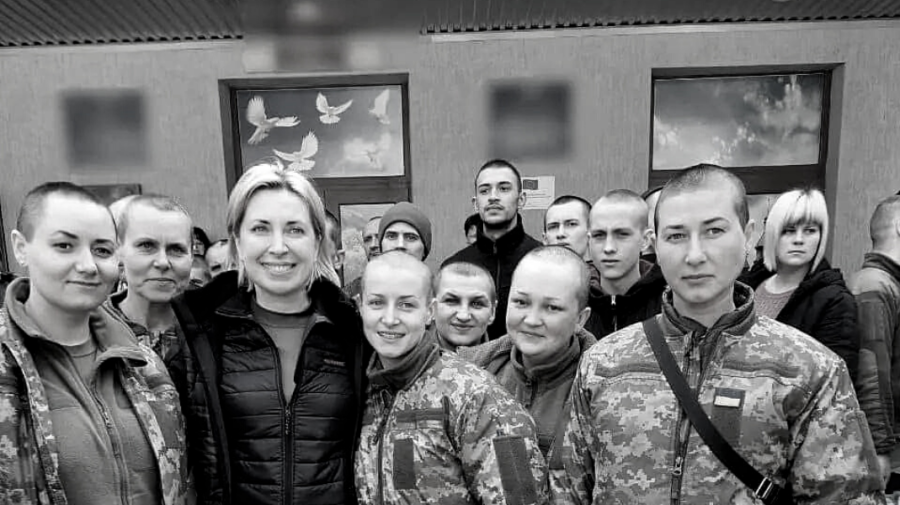 15 femei din armata ucraineană, rase pe cap cu forța de militarii ruși