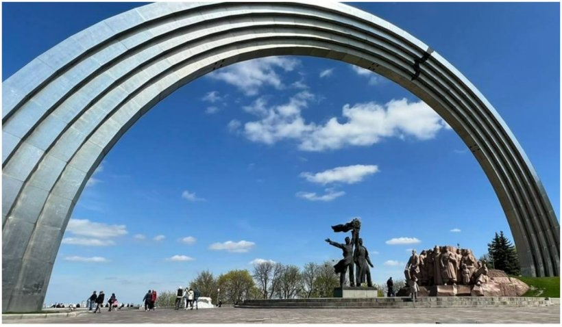 VIDEO La Kiev a început demontarea monumentului care simbolizează „prietenia” Ucrainei cu Rusia
