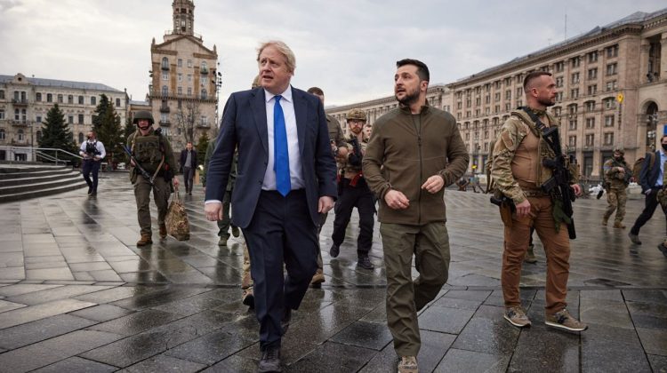 FOTO Vizita lui Boris Johnson în Ucraina: Vom trimite 120 de vehicule blindate şi sisteme de rachete antinavă