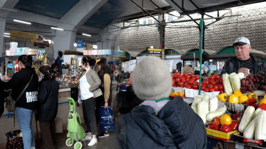 VIDEO Nu s-au grăbit să facă cumpărături din timp! Piața centrală din Bălți – luată cu asalt de dimineață