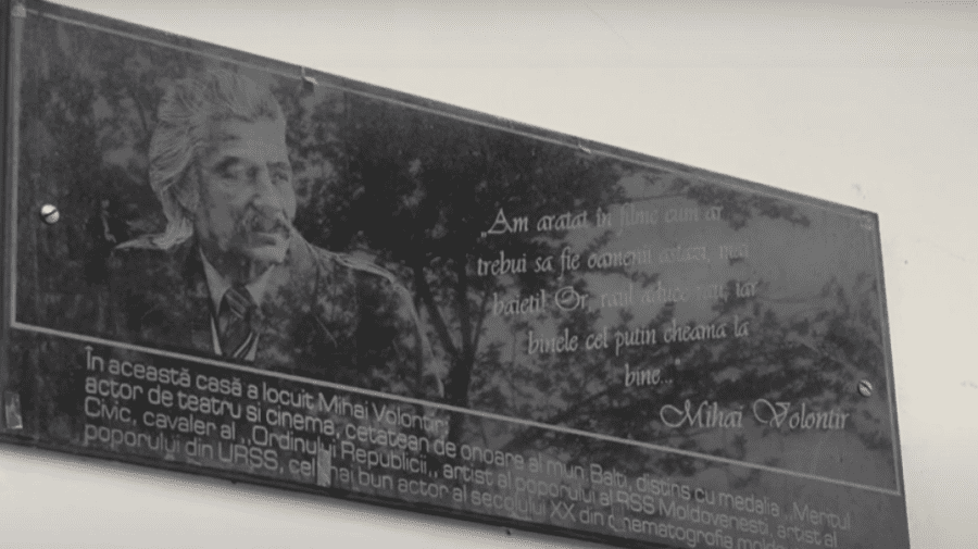 VIDEO Placa comemorativă a regretatului Mihai Volontir, instalată în centrul orașului Bălți, vandalizată din nou