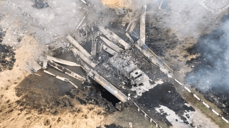 FOTO Un pod traversat de o coloană de vehicule militare rusești a fost detonat de forțele ucrainene, anunță Kievul
