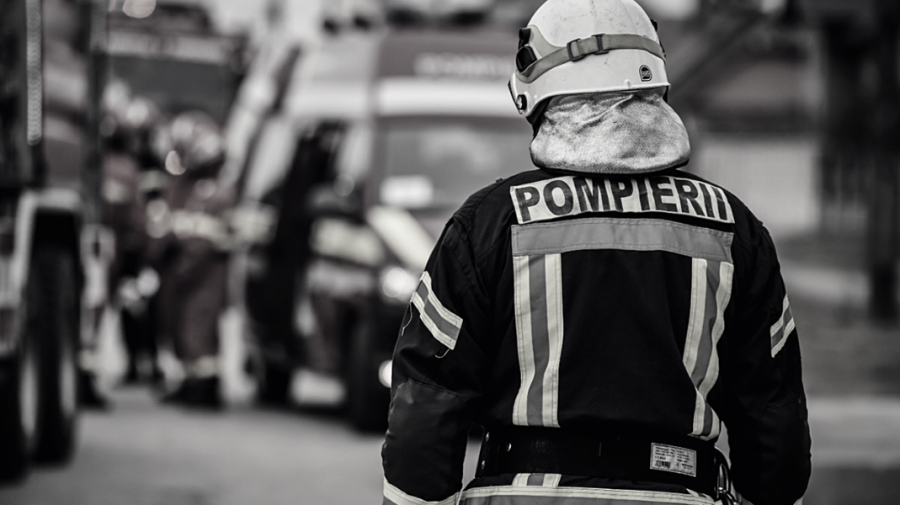 O femeie în vârstă de 87 de ani – transportată la spital! S-a intoxicat în urma unui incendiu