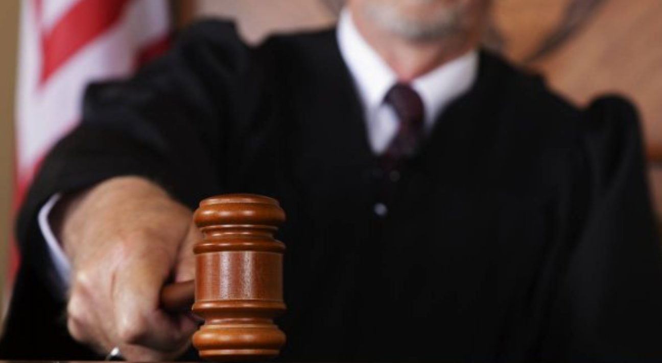 Condamnat la 8 luni pentru încălcarea ordonanței de protecție, dar cu suspendare. Procurorii contestă sentința