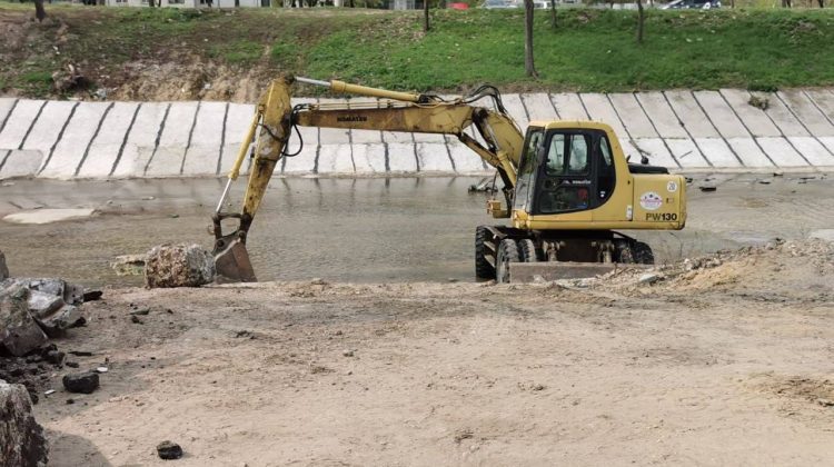 FOTO, VIDEO Continuă lucrările de betonare a albiei râului Bîc. Ce lucrări s-au făcut până acum
