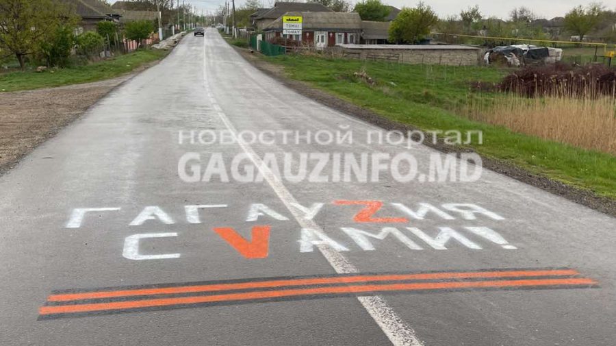 FOTO Găgăuzii se joacă cu focul. Au scris pe asfalt: „ГагауZия с Vaми”, desenând și panglica „Sfântul Gheorghe”