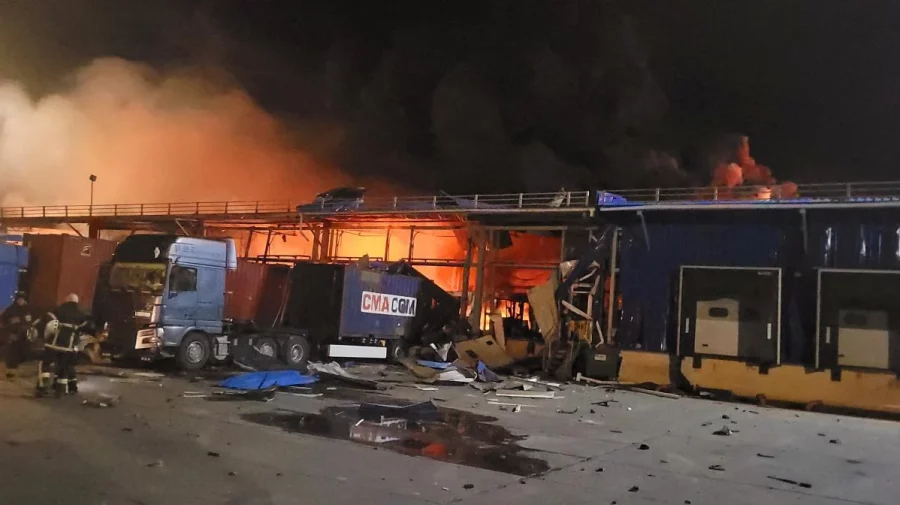 Rusia a lansat șapte rachete în Odesa: a fost distrus un centru comercial și depozit de produse. O persoană a decedat