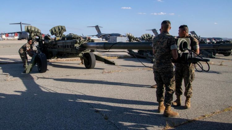 FOTO SUA trimite un nou lot de obuziere M777 către Ucraina
