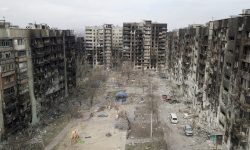 Ruinele unei clădiri distruse, mormânt pentru 200 de persoane la Mariupol. Se ascundeau de bombardament într-un subsol