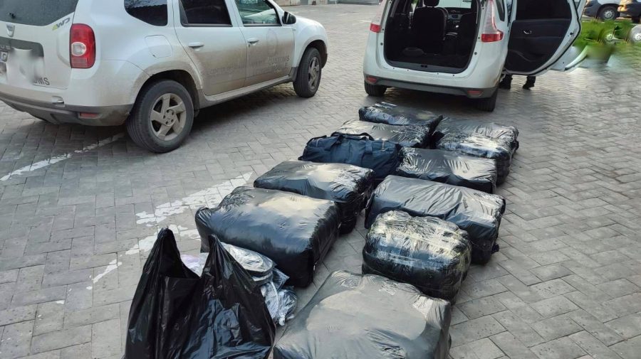 FOTO Încălțăminte, articole vestimentare, țigări și aur – transportate ilegal de moldoveni. Bunurile au fost confiscate