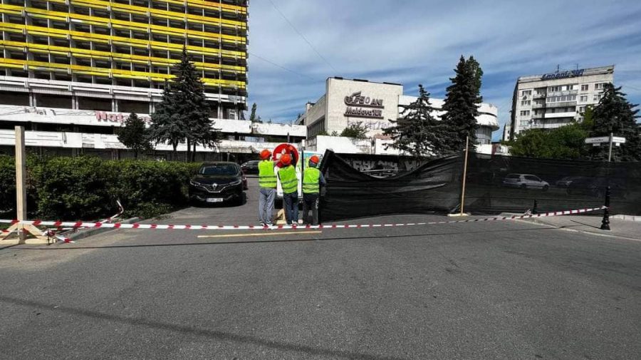 FOTO Primăria nu mișcă un deget pentru a stopa demolarea Hotelului Național, în schimb dă indicații organelor statului