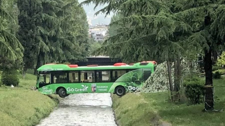 VIDEO În Albania, un autobuz a rămas blocat pe râu în urma unui accident. Primarul capitalei l-a lăsat ca simbol