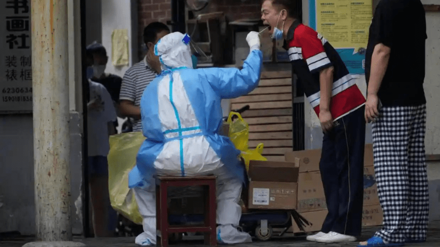 Un bărbat din Beijing a trimis 5 mii de oameni în carantină. Acesta a ieșit la plimbare în zona în care locuia