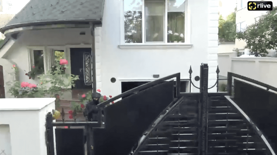 Primele imagini VIDEO cu percheziția automobilului din curtea casei lui Igor Dodon! Totul se face cu porțile închise