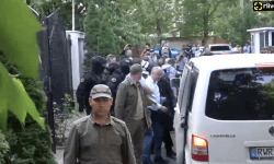 VIDEO Igor Dodon, scos din curtea casei de către mascații SIS după mai bine de 10 ore de percheziții