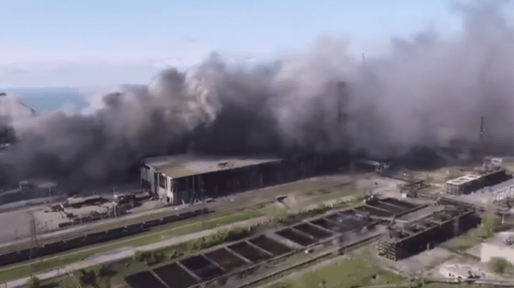 VIDEO Imagini pline de groază la Azovstal. Uzina cuprinsă de focuri de armă, explozii și fum, văzută de la înălțime