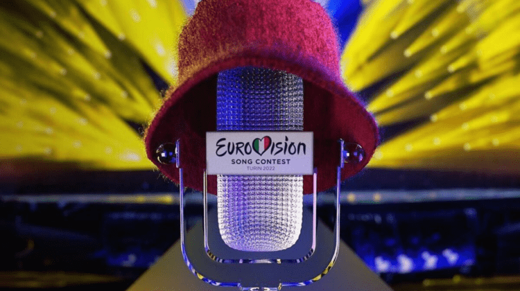 VIDEO Visezi la pălăria roz de la Eurovision? Kalush Orchestra a scos-o la licitație alături de trofeu