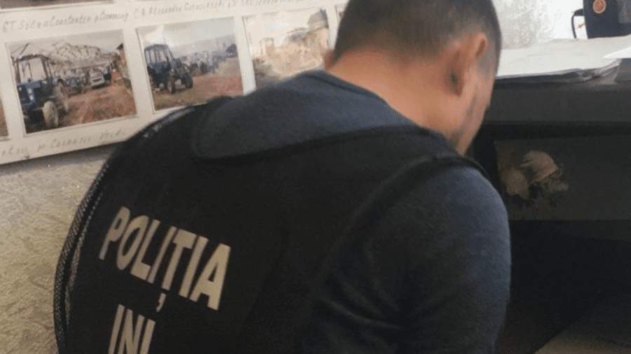 VIDEO Confecționa și vindea documente false! Un bărbat a fost „salutat” de polițiști și riscă să fie pedepsit de lege