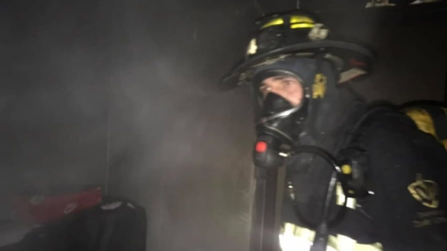 Au salvat un om dintr-o încăpere cuprinsă de flăcări. A fost nevoie de intervenția a cinci echipaje de pompieri